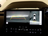 【全周囲モニター】車を上空から見下ろしたような映像をカーナビ画面に映し出し、車庫入れや縦列駐車をサポートしてくれます。