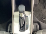 CVT車のセレクトレバーです。低速から高速まで、変速ショックのないスムーズな走りを実現するとともに、エンジン効率のよい領域を維持することで燃費にも貢献します。