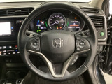 ハンドルにHondaセンシング系のクルーズコントロールやレーンキープアシストなどのスイッチと、オーディオの操作スイッチが装備されています。ハンドルから手を離さず安全に操作できます。