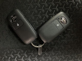 スマートキーを装備しています☆カギをカバンやポケットに入れて頂いた状態でドアロックの開閉やエンジンスタートをして頂けますよ!とても便利な装備です!