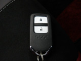 スマートキー付!キーを取り出さなくてもドアロックの施錠・開錠、エンジンの始動が出来ます!雨の日や荷物の多い日にとても便利ですね♪