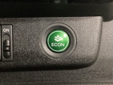 ECON モードをON にするとアクセルペダルの動きに対するエンジンの反応とエアコンの制御を切り換えることで、燃費のいい運転をするドライバーがペダルを踏んだ時と同じようにエンジンを制御します。