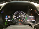 ハイブリット車専用のメーターです。中央のスピードメーターより左右のサブデスプレイで燃費や動力伝達などの情報が見れるようになっています。