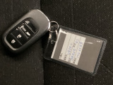 スマートキー装備。 キーをポケットに入れたままでもドアのロック&アンロックができ、雨の日や、荷物の多い時に大活躍です。