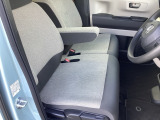 フロントシートです!!ベンチシートなので座席の移動もスムーズに出来ます!!足元も広く運転も楽ですよ!!