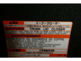 バックドアの底部にイージークローザーの注意書きシールが貼ってあります。