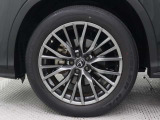 純正アルミホイールは精度が高く、走行の安定性が優れています。タイヤサイズ235/55R20