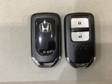 スマートキーを装備しています。鍵を差し込むことなくドアロックの開け閉めと、スタートボタン操作でのエンジンスタートができます。スペアキーも同じものを用意しております。
