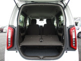 後席の背もたれを倒すと、広々としたラゲッジスペースです。