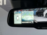 アラウンドビューモニターをルームミラーに写すことも可能です。
