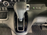 CVT車のセレクトレバーです。低速から高速まで、変速ショックのないスムーズな走りを実現するとともに、エンジン効率のよい領域を維持することで燃費にも貢献します。