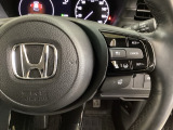 ハンドルにHondaセンシング系のクルーズコントロールやレーンキープアシストなどの操作スイッチが装備されています。ハンドルから手を離さず安全に操作できます。