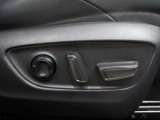 運転席はパワーシートなのでお好みのドライビングポジションに調整可能です♪