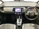 車内は光触媒抗菌消臭施工済です。インパネ周りはスタイリッシュなデザインです。グローブボックスやカップホルダーのほかにトレーなどたくさんの収納スペースが付いています。
