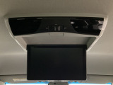 天井にリア席モニターが付いています。ナビゲーションで再生しているDVD等の映像を、後部座席の方にご覧いただくことができます。お子様にも大人気です。