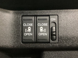 リアドアは乗り降りに便利な両側電動スライドドアです。また運転席に座っていながらスイッチ操作で自在にスライドドアを開け閉めできます。
