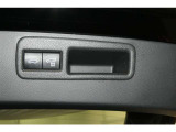 バックドアの底部にパワーバックドアの開閉スイッチと全ドア施錠スイッチが付いてます。