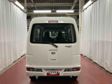 跳ね上げ式バックドアなので、雨天時の荷物の出し入れの際も濡れにくいです。