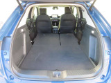 後部座席背もたれを倒すと広大なスペースが生まれます