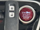 【Hondaスマートキー】カバンやポケットに入れたままでもドアの施錠・解錠が可能なスマートキーを装備。エンジンのオン・オフ時もカギを取り出す必要が無いからとっても便利です♪
