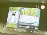 【アラウンドビューモニター】専用のカメラにより、上から見下ろしたような視点で360度クルマの周囲を確認することができます☆死角部分も確認しやすく、狭い場所での切り返しや駐車もスムーズに行えます。