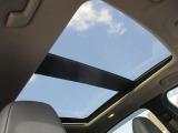 ガラスサンルーフが装備されてます。