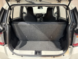 後部トランクスペースも広大です。ただ広いだけでなく積載性にも優れた形状でとても使いやすい!軽い力で開閉可能なのもメリットです!