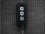 ◆スマートキー◆カギをバッグやポケットに入れたままでもドアロックの開閉ができる『スマートキー』付き!雨天や暗くなってもカギを取り出す必要がなくドアの開錠&エンジンも始動できます