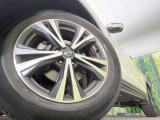【純正アルミホイール】外観にマッチした純正アルミホイールを装着しております。各種社外アルミホイールや、スタッドレスタイヤも取扱いしております。是非ご相談ください♪