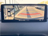 ◆苦手な人が多い駐車場での車庫入れや狭い道でも大丈夫です/クルマの前後左右にカメラを設置してモニターで表示してくれるため、運転席から見えにくい場所を映し出してドライブをサポートします◆