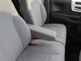 【フロントのアームレスト】前席はアームレスト付きです。肘を置いてゆったりとした姿で運転できます。