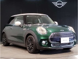 MINIのフロントグリルのデザインはイギリスで生まれた当初から、シルバーのサイドバーが折り重なった伝統的なデザインで御座います。その伝統はBMWのお車になってからでも少しずつ形を変えて守られております