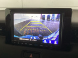リバースギアに入れるだけで後方の表示へ切り替わります。夜間や雨の日の駐車も楽になりますよ。