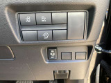 運転席右下にはスライドドアのオート開閉ボタンなどがついています