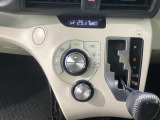 エアコンはオート機能でお好みの温度に調整可能です。オールシーズン快適にドライブできます!