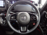 ハンドル左側にはオーディオ操作が出来るオーディオリモートコントロールスイッチ、右側にはHonda SENSINGとオートクルーズコントロールのスイッチを装備!
