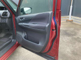 乗り降りで多く使用する運転席席ドアですが、目立った傷や汚れもなく綺麗です!