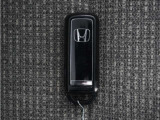 ◆スマートキー◆カギをバッグやポケットに入れたままでもドアロックの開閉ができる『スマートキー』付き!雨天や暗くなってもカギを取り出す必要がなくドアの開錠&エンジンも始動できます