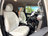 運転席まわりには十分なスペースがあり、大柄な方でもゆったり運転していただける環境です。