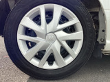 スチールホイールには、ホイールトリム(ホイールカバー)が付いています。