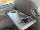 車内で食事ができる便利なテーブルがついています!