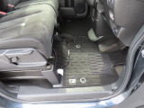【フロントのフロアマット】前席は純正フロアマット付きです。大きな汚れもなく、使用感も少なめで綺麗な状態です。