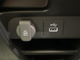 【USB端子】USB接続もついていますので携帯などの電子機器の充電にも使えて便利です♪