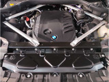【BMWエンジン】革新的なガソリン・エンジン・テクノロジーによる高性能かつ高効率。レスポンスの良いパワーを発揮。常にスムーズな吸気を実現しアクセル開度にダイレクトに反応しドライビングを楽しく演出。