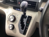 インパネシフトを採用しているので、前席の足元も広々としています。運転席と助手席の行き来もスムーズです!