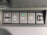 【アイドリングストップ】赤信号や渋滞で停車した際にエンジンを停止し、無駄な燃料の消費を抑えます。燃費向上や環境保護につなげる機能♪エンジンはブレーキを離せば再始動します。