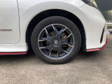 純正アルミホイールにより足元が引き締まって見えますね!