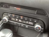 左右独立エアコン搭載。運転席/助手席で設定を変えられるため、好みに合わせて調節できます。