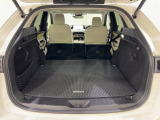 リアシートを倒すととゴルフやアウトドアなど、大きな荷物も楽々収納できますよ!