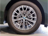 【BMWアロイホイル】軽量かつ強度に拘ったアロイホイル。走行性能ポテンシャルを引き出す設計。車の足元を引き締めてくれる大きなポイントはアロイホイルです。